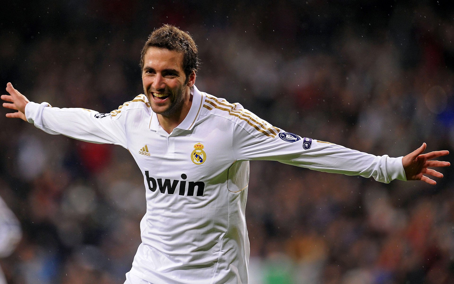 法甲精彩纷呈，比分2-1，比赛中精彩远射，控球时间55%，传球成功率82%